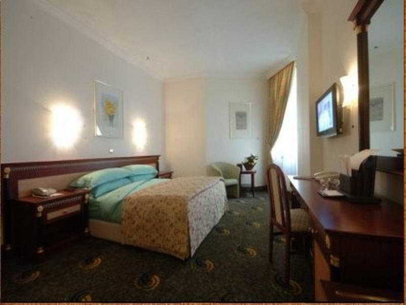 Al Shohada By Palm Rich Makkah Hotell Mekka Exteriör bild A room at the hotel