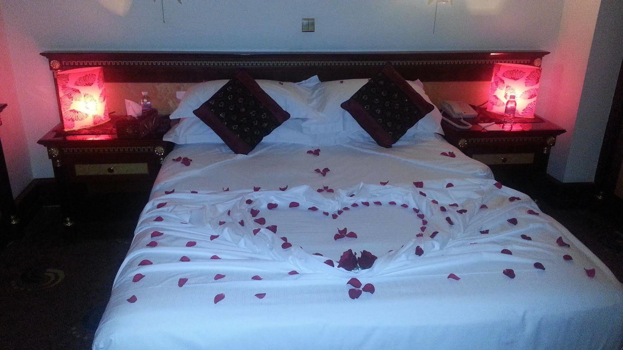 Al Shohada By Palm Rich Makkah Hotell Mekka Exteriör bild A bed with rose petals