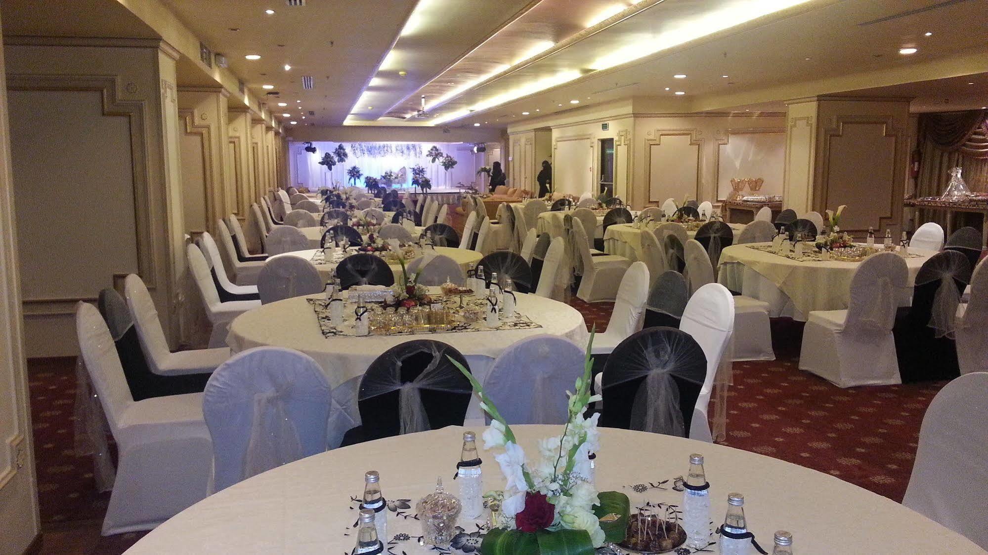 Al Shohada By Palm Rich Makkah Hotell Mekka Exteriör bild The ballroom of the hotel